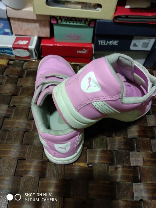 Botas menina e sapatilhas