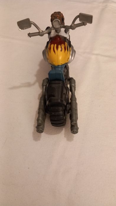 Mota de brinquedo que se assemelha a modelos como a G.I. Joe Dreadnok Cycle ou a Chap Mei Bad Guyz Cycle.