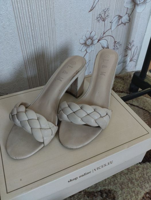 Жіночі шльопанці на каблуку