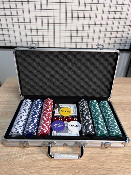 Якісний набір для гри в покер(300 фішок, 2 колоди карт,кейс,5 кубиків)