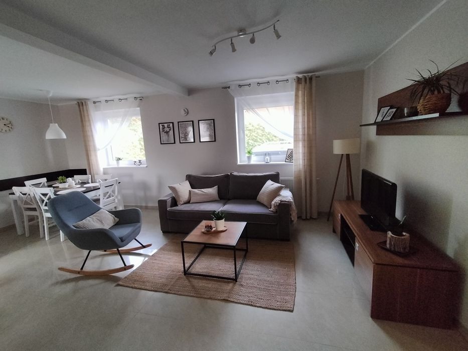 "Dom przy brzegu" w Nadolu nad jeziorem Żarnowieckim.