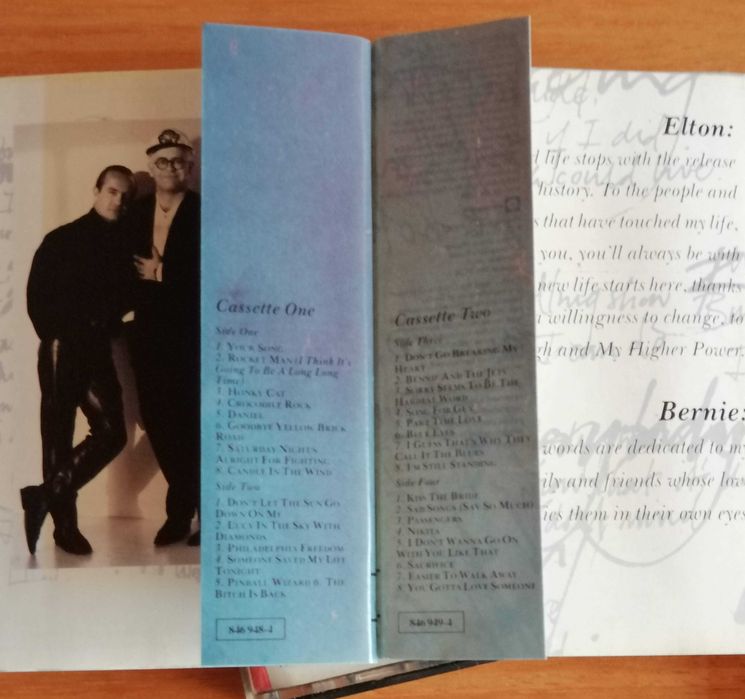 Cassetes - 1 Beatles e 2 Elton John