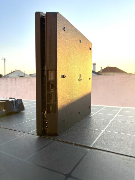PlayStation 4 Slim 1Tb + 2 comandos + dock + PSN com + 10 jogos pagos