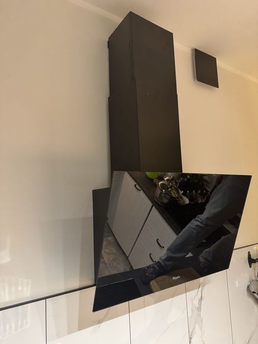 Okap kominowy, przyścienny Whirlpool AKR 037 G BL