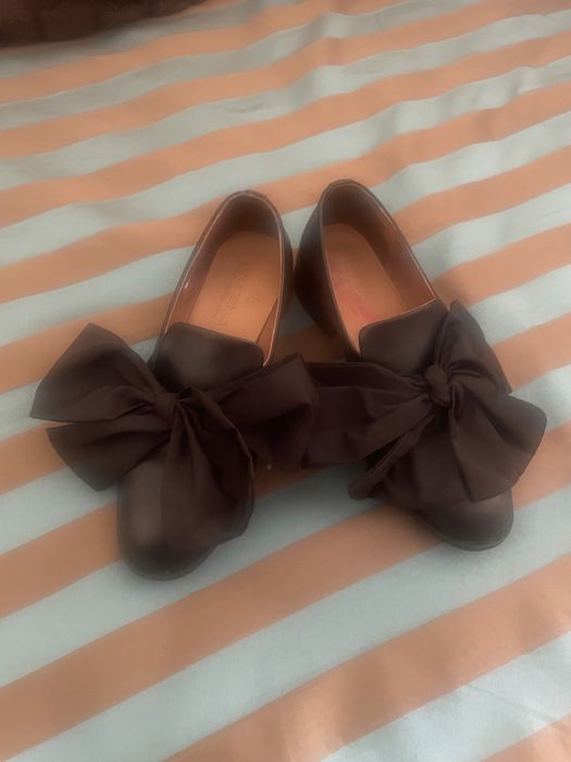 Sapatos pretis de Pele c/ laço lindos