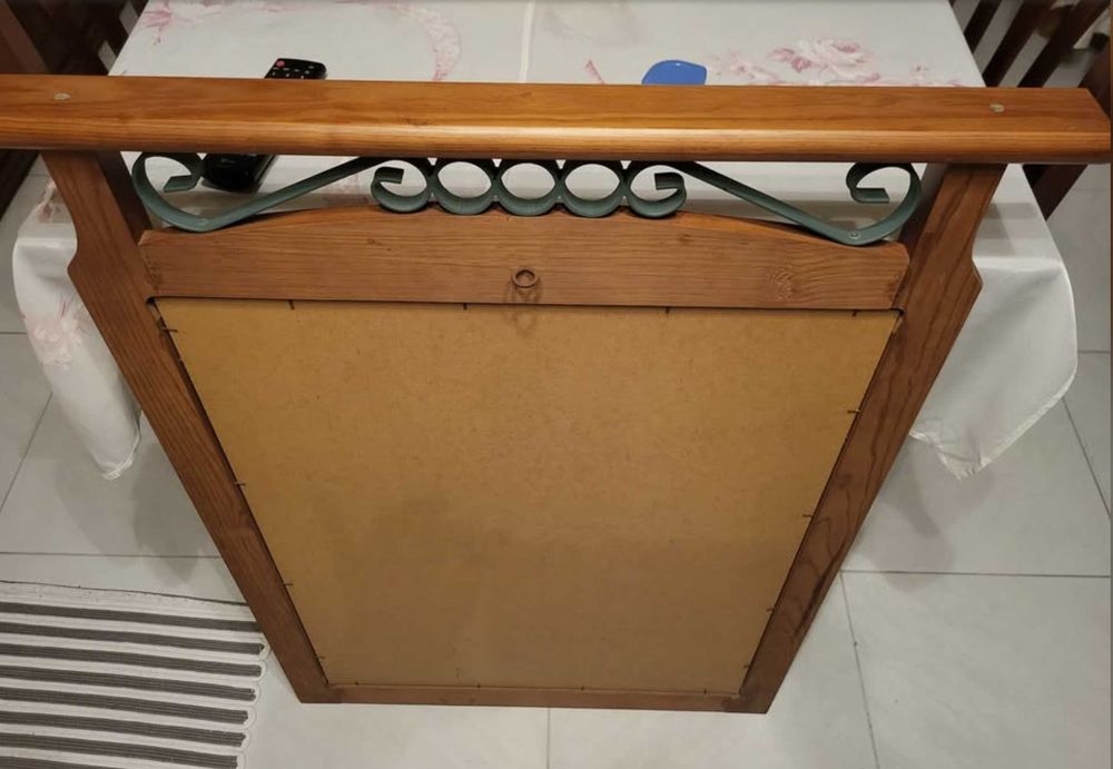 Espelho com moldura de madeira maçica