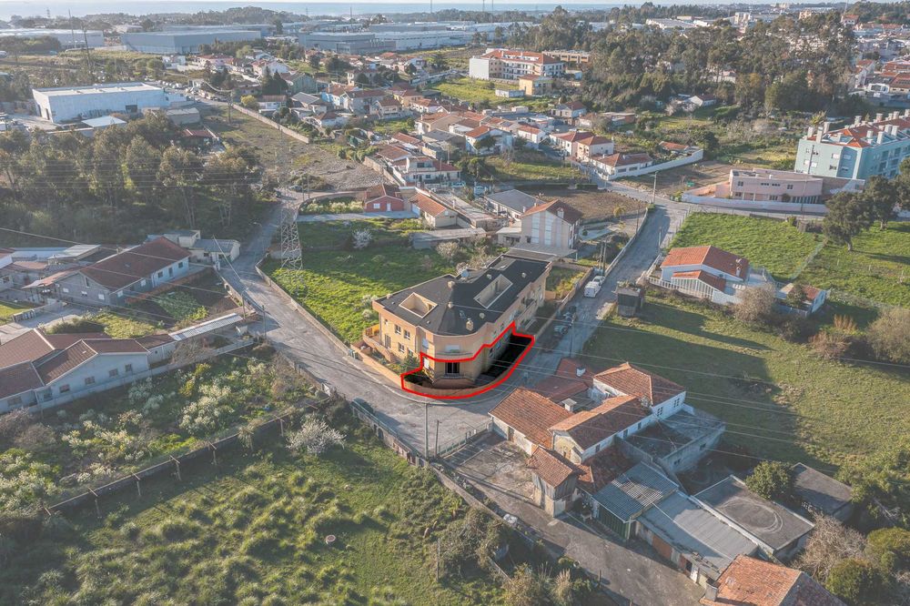 T2 Canelas com Garagem Box e espaço exterior