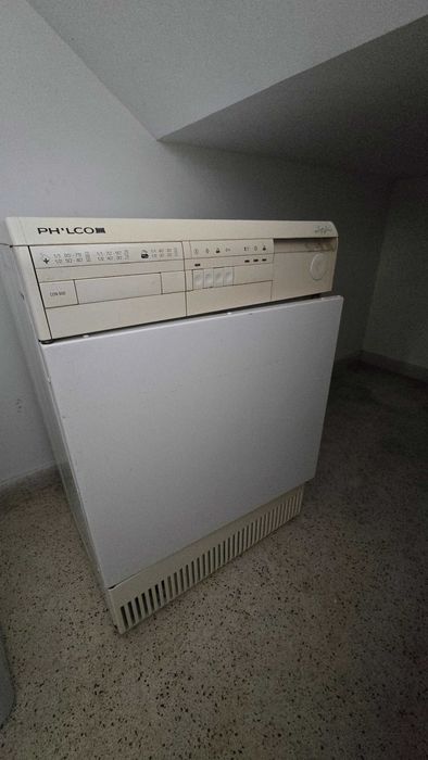 Uma máquina de lavar e outra de secar roupa