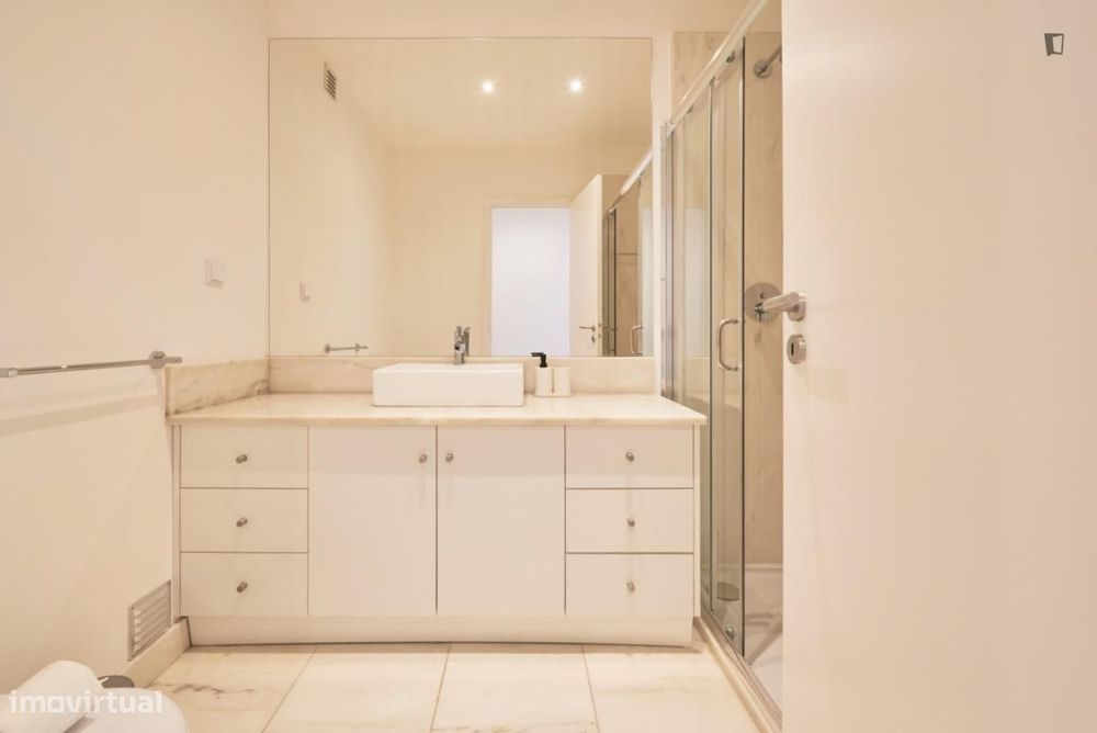 Quarto - localizado em Entrecampos Lisbon