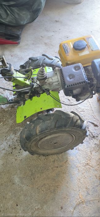 Trator pequeno  com acessórios