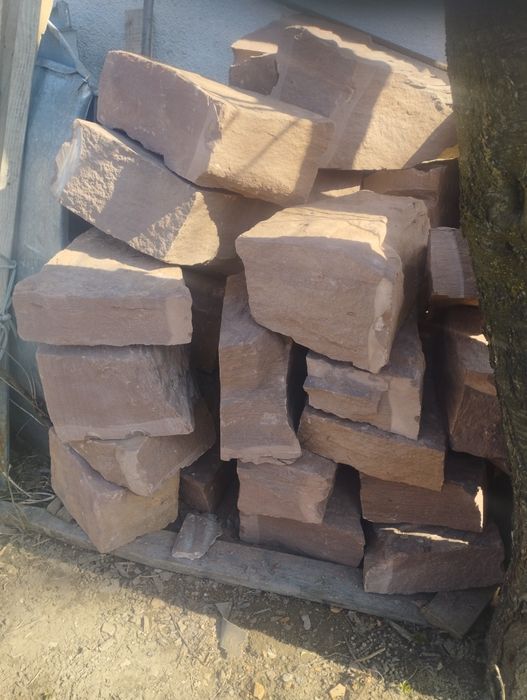 червоний камінь на паркан фундамент