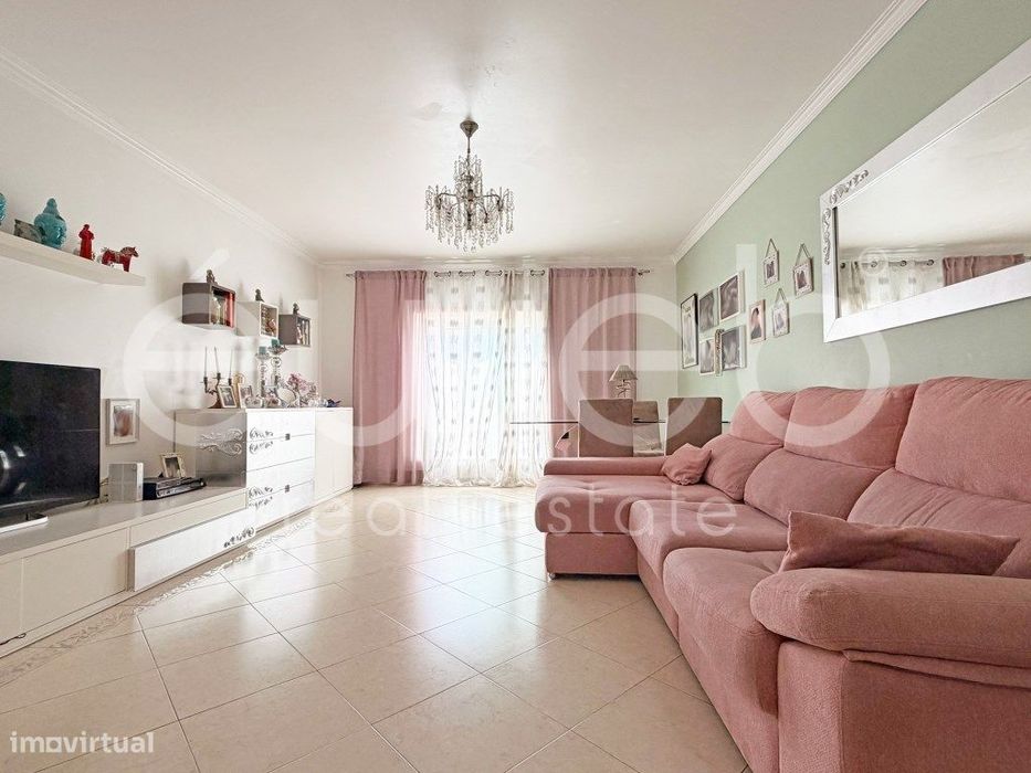 Apartamento T2 com arrecadação para venda na Quinta do Conde