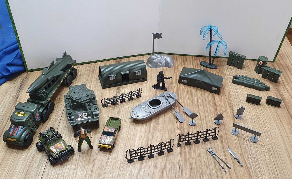 Carros e Bonecos Militares