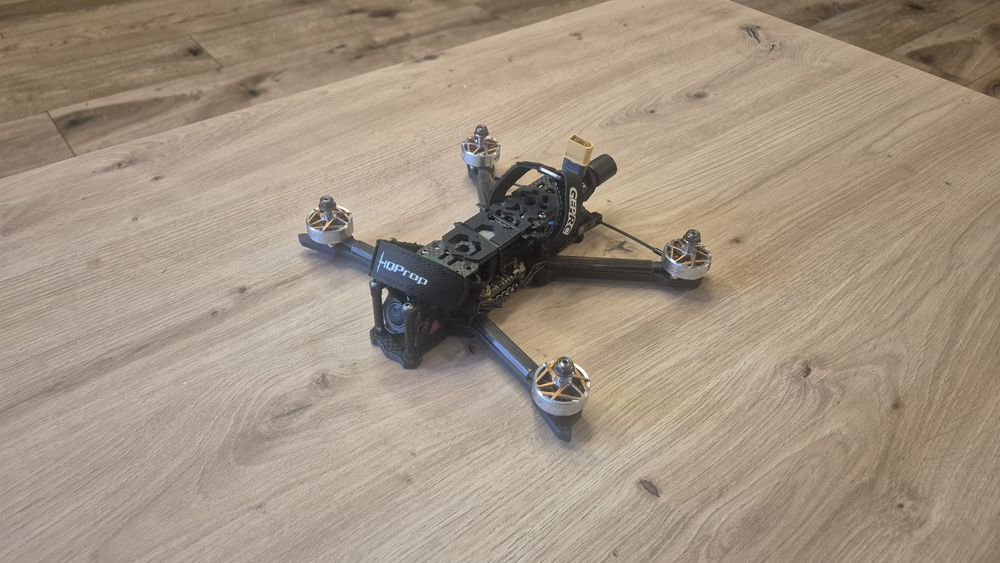 Dron FPV kompletny zestaw do latania.