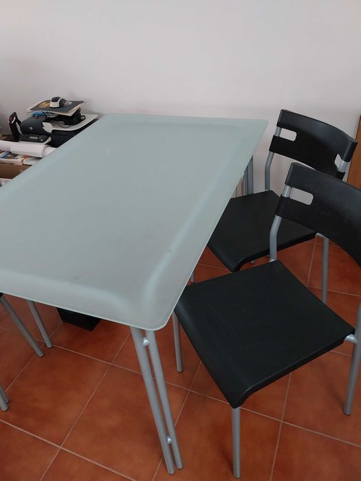 Mesa de cozinha em vidro com quatro cadeiras