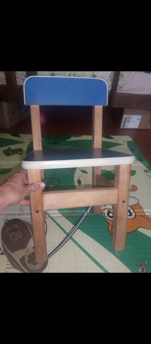 Деревянный стол и стулья