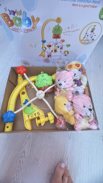 Мобіль у дитяче ліжечко.