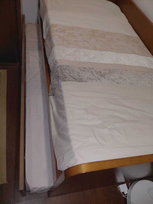Cama dupla com colchões e estante para quarto de crianças