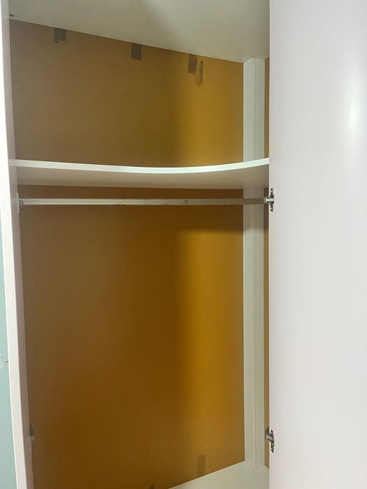 Armário de canto com bastante espaço