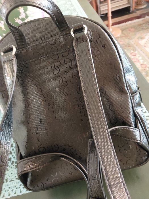 Mochila  Guess está  como nova