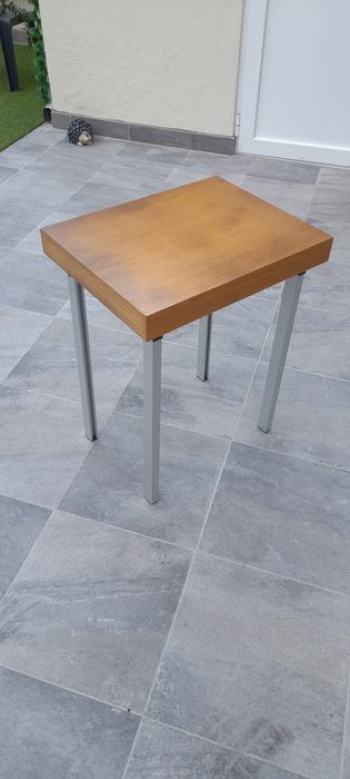 Mesa de apoio em madeira com pés em alumínio