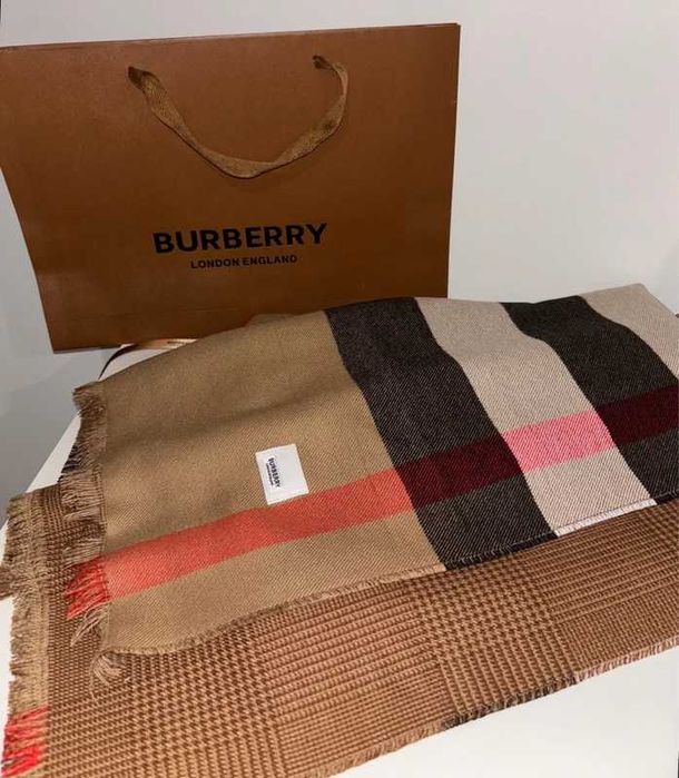 Szalik Burberry – klasyczna krata