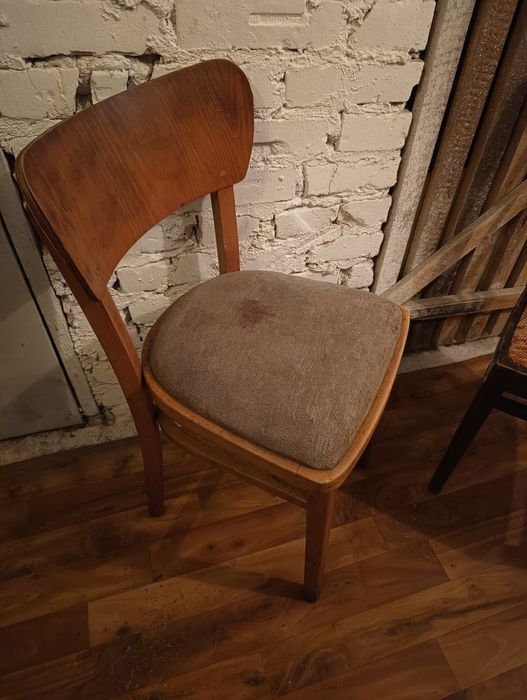 Krzesło PRL w stanie oryginalnym.