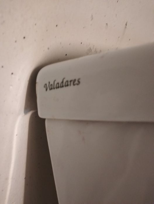 Autoclismo valadares em louça branca.