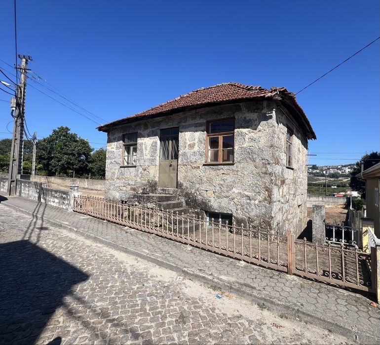 Casa para restauro com 1240 metros de terreno em Penafiel