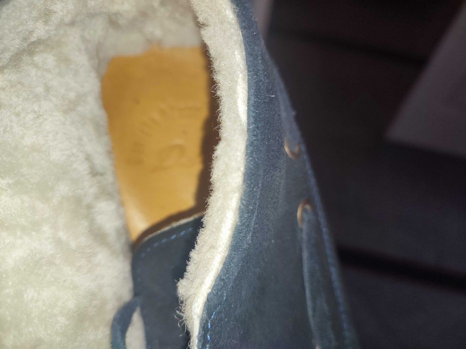 Sapatos camurça bebe e debruado castanho