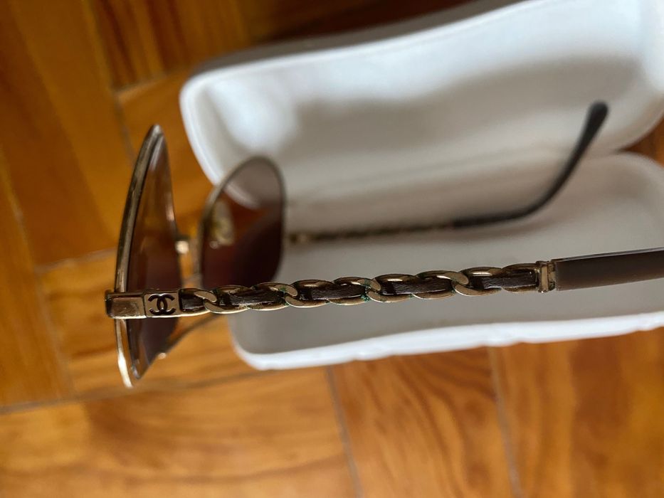 Óculos Chanel dourados