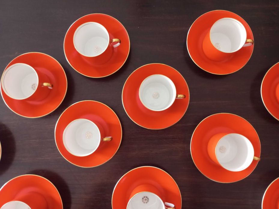 Antigo conjunto de 12 chávenas de café em porcelana Vista Alegre