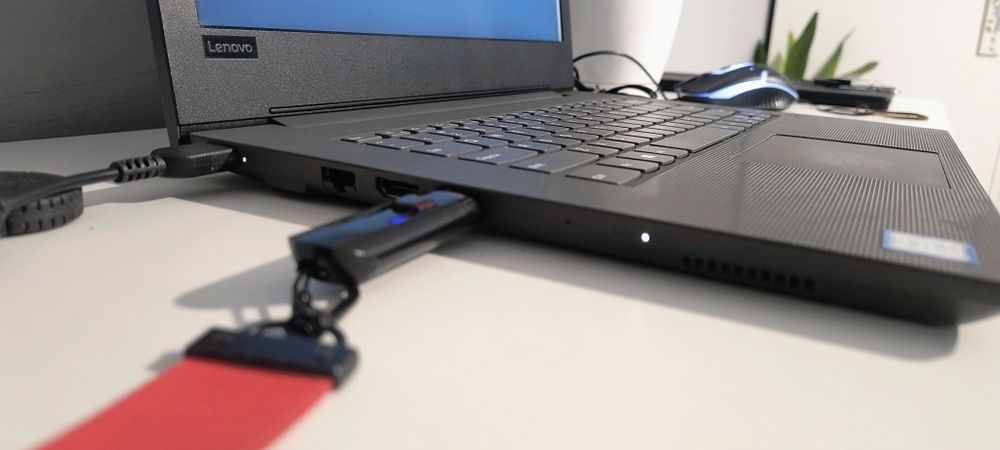 Laptop Lenovo V130-14IKB (81HQ00DGPB), i5, M2, Win 10 Pro