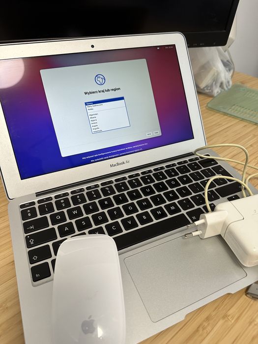 MacBook Air 11 inch  i5 4GB RAM 128GB