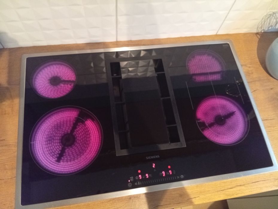 Płyta grzewcza elektryczna ze zintegrowanym wentylatorem wyciągowym.