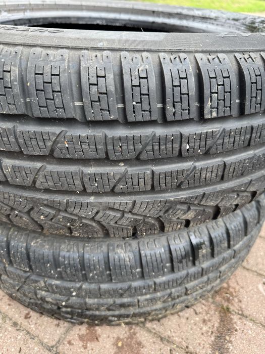 2 sztuki opon zimowych 215/60/17 PIRELLI Używane F-Vat