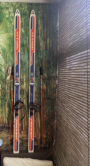 Skis vintage com batons