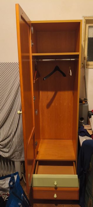 Vendo roupeiro de 1 porta