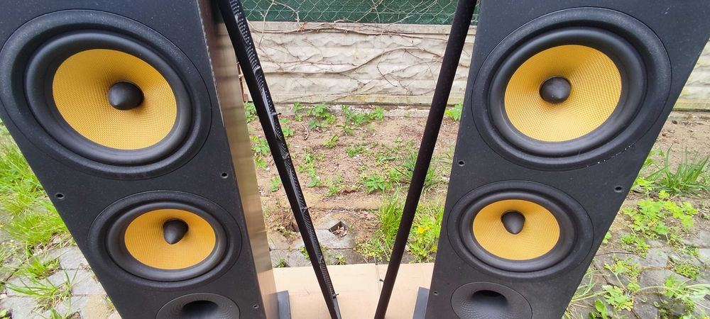 Bowers & Wilkins 684 (B&W 684) to podłogowe kolumny głośnikowe, które obsługują moc  150 W