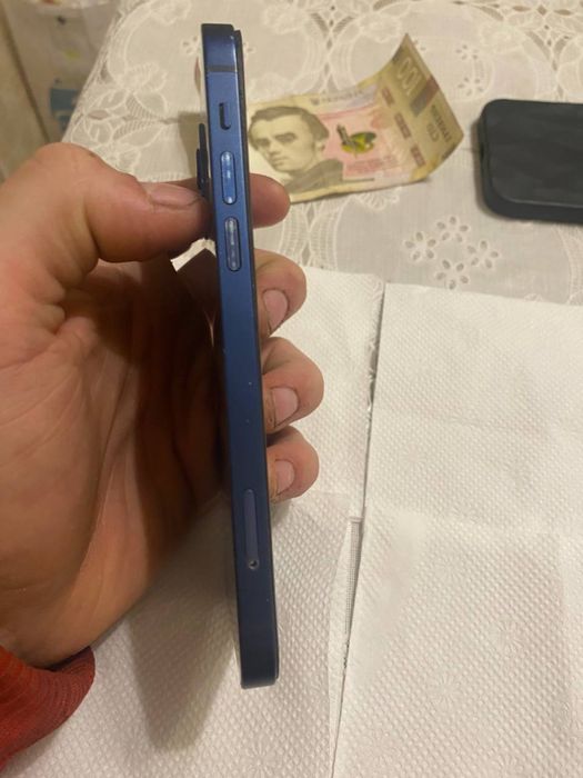 Айфон 12 з чихлом та зарядкою