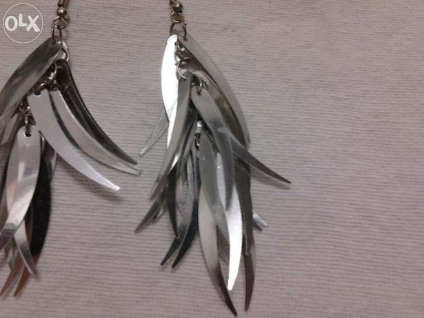 Brincos prateados compridos novos (portes incluídos)
