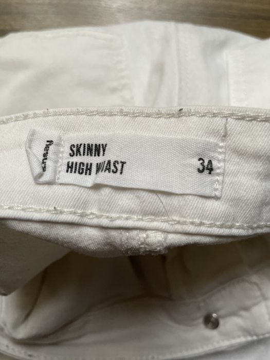 Skiny High Wiast Sinsay białe spodnie rozmiar 34