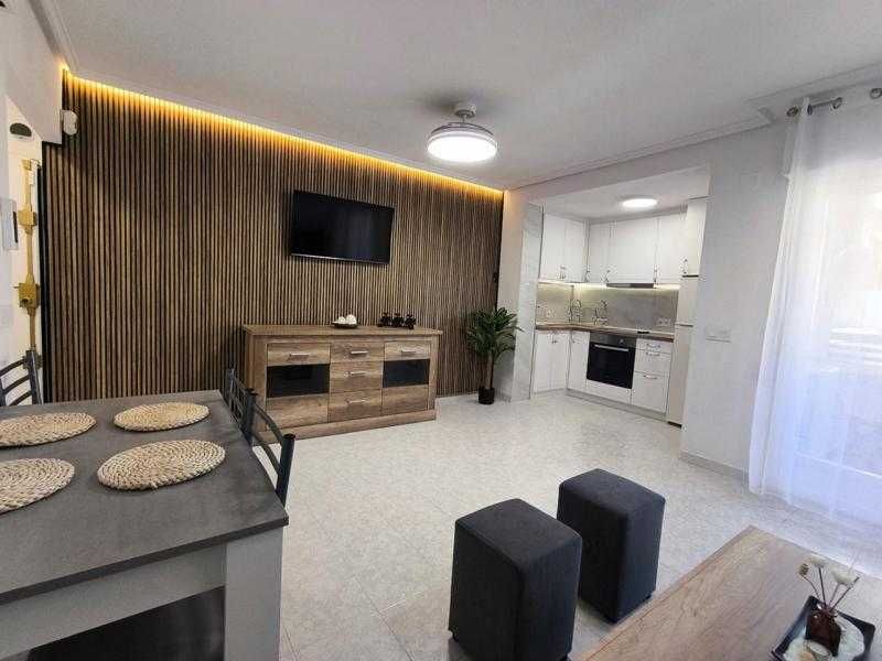 Studio po remoncie, balkon, baseny – Torrevieja