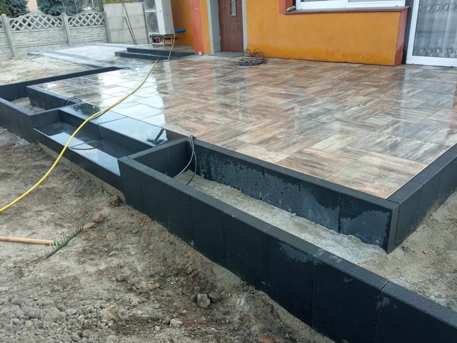 Układanie kostki brukowej.