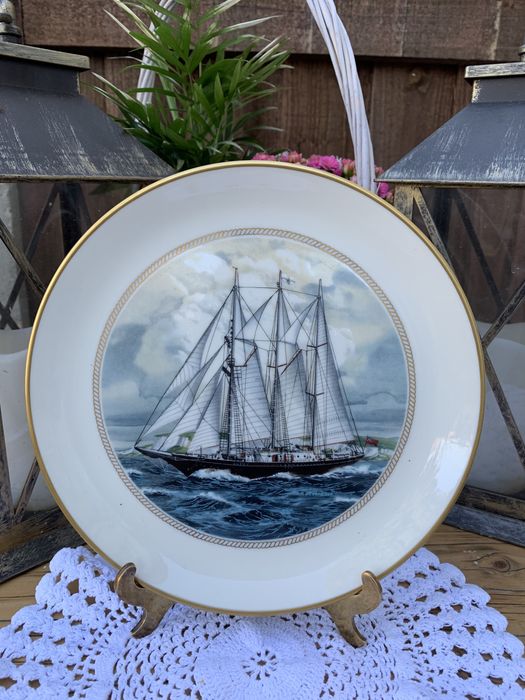 Тарелка фарфоровая декоративная