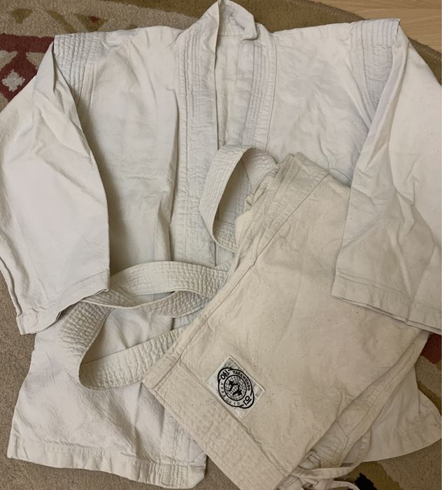 Продам костюм кимано для мальчика