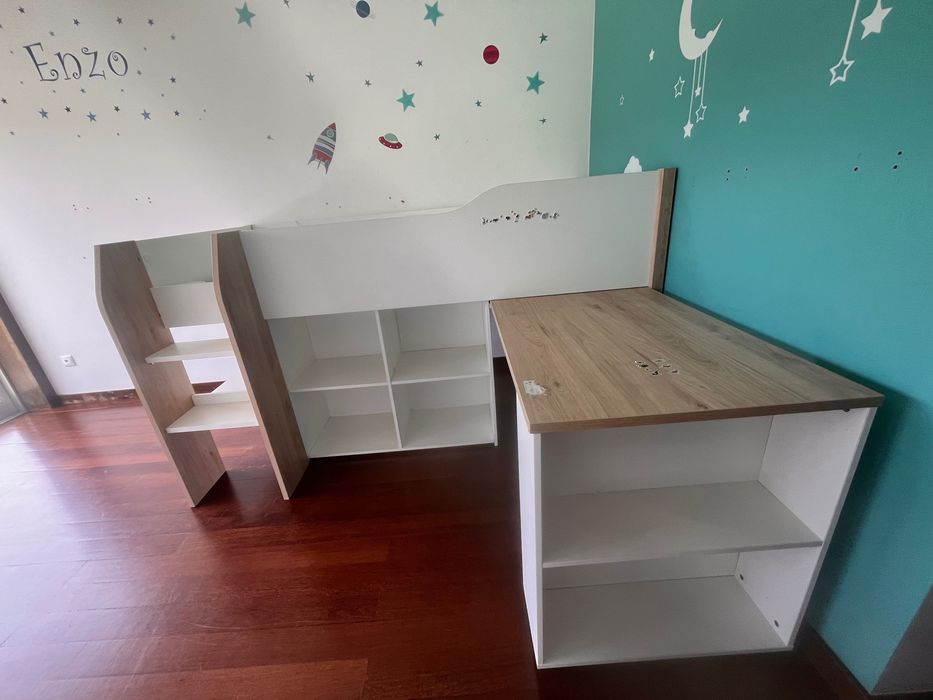 Cama alta com arrumos e secretária