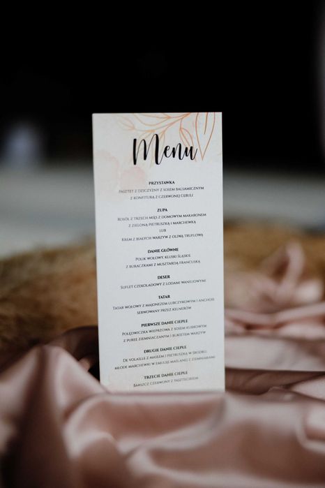 menu weselne stojące z planem wesela