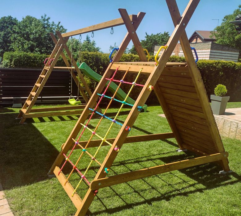 Plac zabaw; Huśtawka, ścianka wspinaczkowa, podest pod ślizg