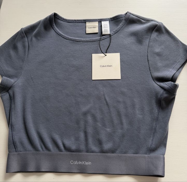 Krótka koszulka Calvin Klein.